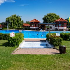 Blick auf das Schwimmbecken des Freibads Lohfelden. - Link öffnet seitenüberlagerndes Dialog-Fenster