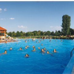 Blick auf das Schwimmbecken im Freibad Lohfelden bei blauem Himmel