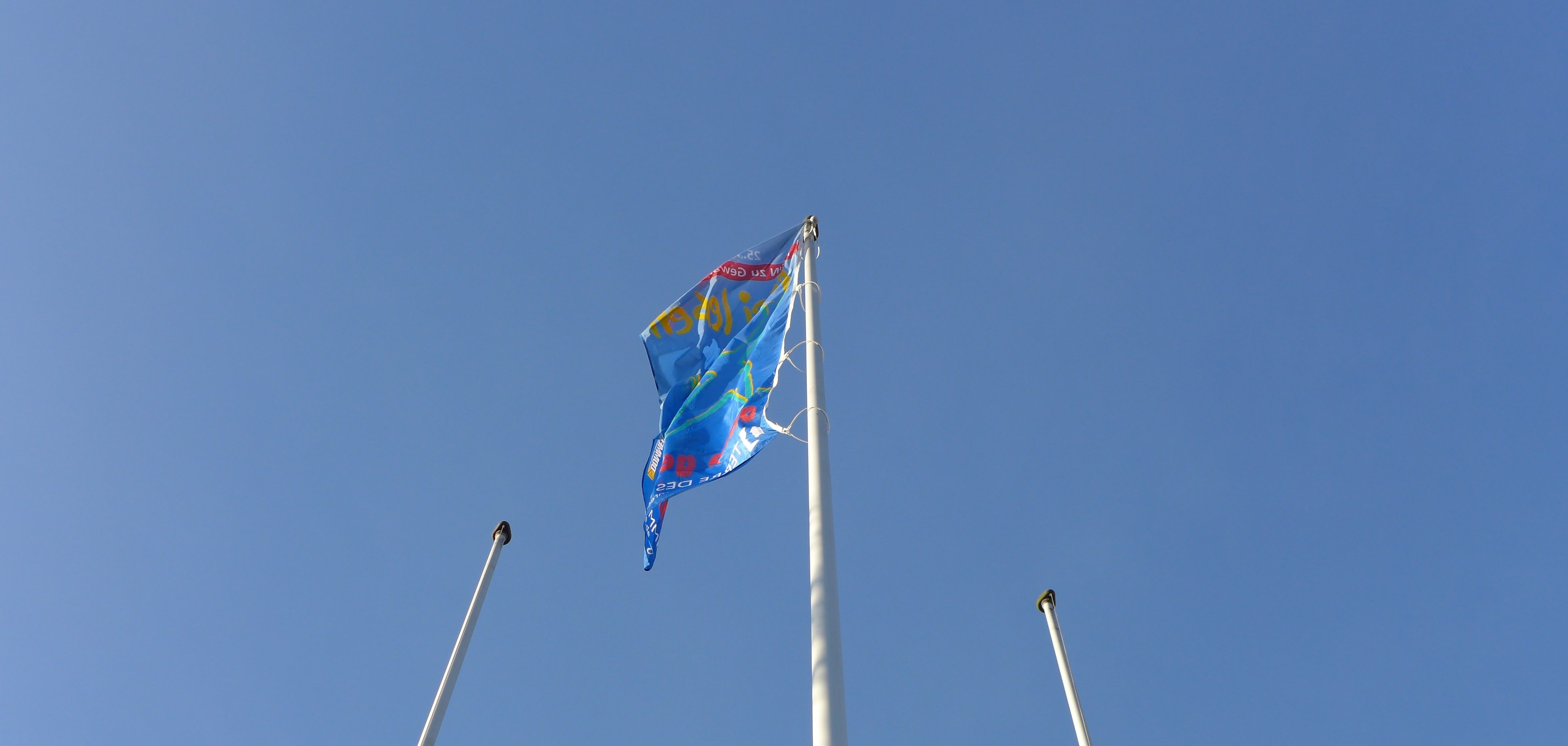 Auf dem Foto sieht man die blaue Fahne, die auf den "Tag gegen Gewalt an Frauen" am 25. November hinweist.