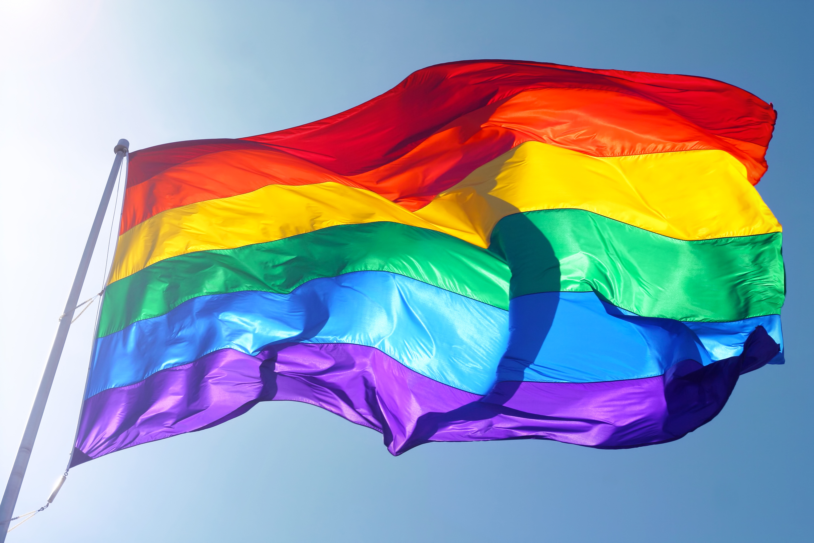 Regenbogenflagge Regenbogenflagge, Sonne, Wind und blauer Himmel