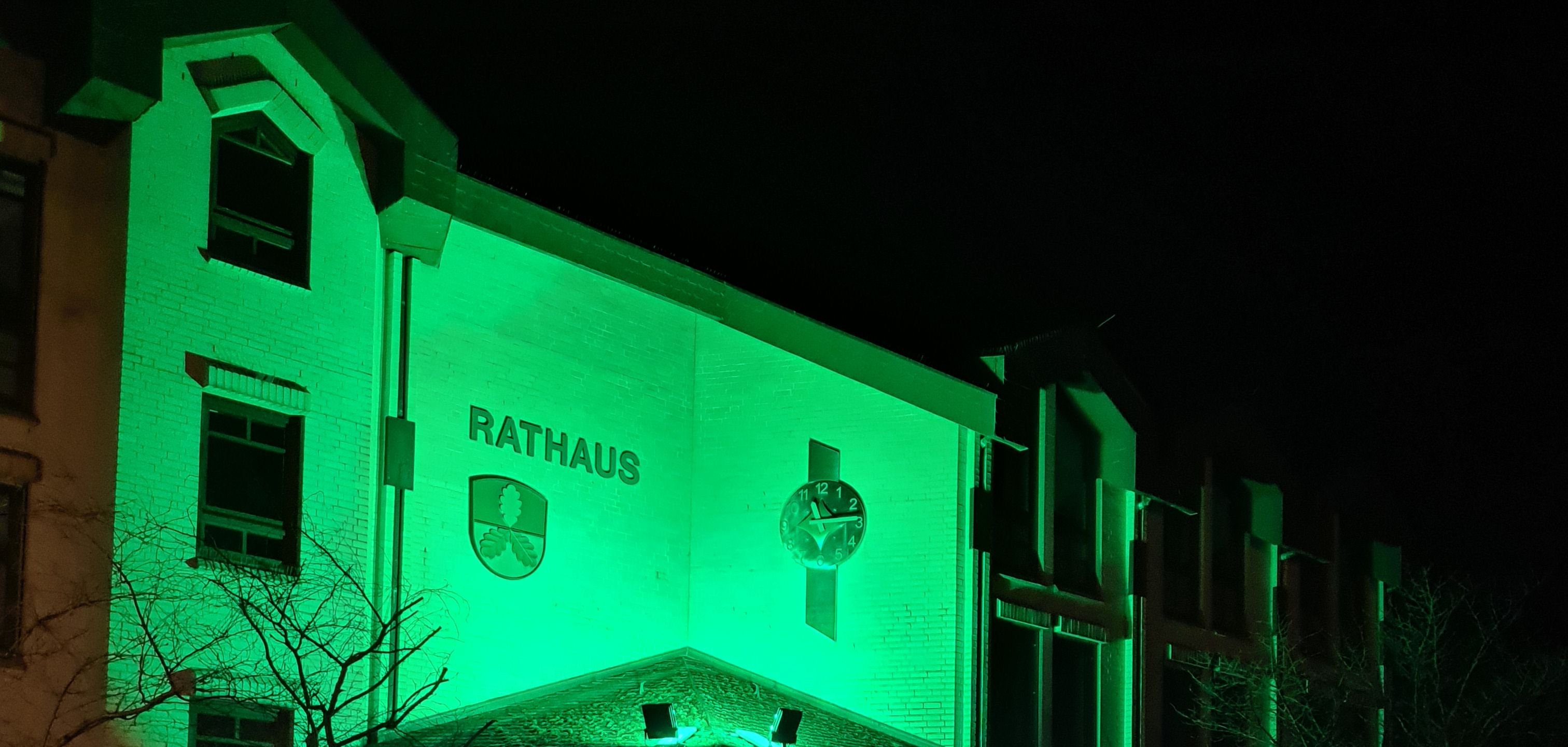 Blick auf das Rathaus Lohfelden - grün angestrahlt