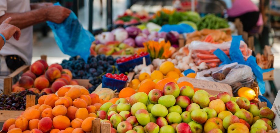 Aktuelle Infos zum Wochenmarkt der Gemeinde Lohfelden Nahaufnahme verschiedener Obstsorten