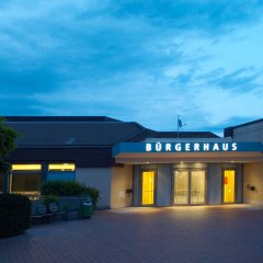 Bürgerhaus Lohfelden, Lange Straße 22, 34253 Lohfelden, am Abend beleuchtet.