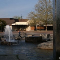 Blick auf das Bürgerhaus Lohfelden, Lange Straße 22, 34253 Lohfelden, im Vordergrund der sprudelnde Rathausbrunnen.