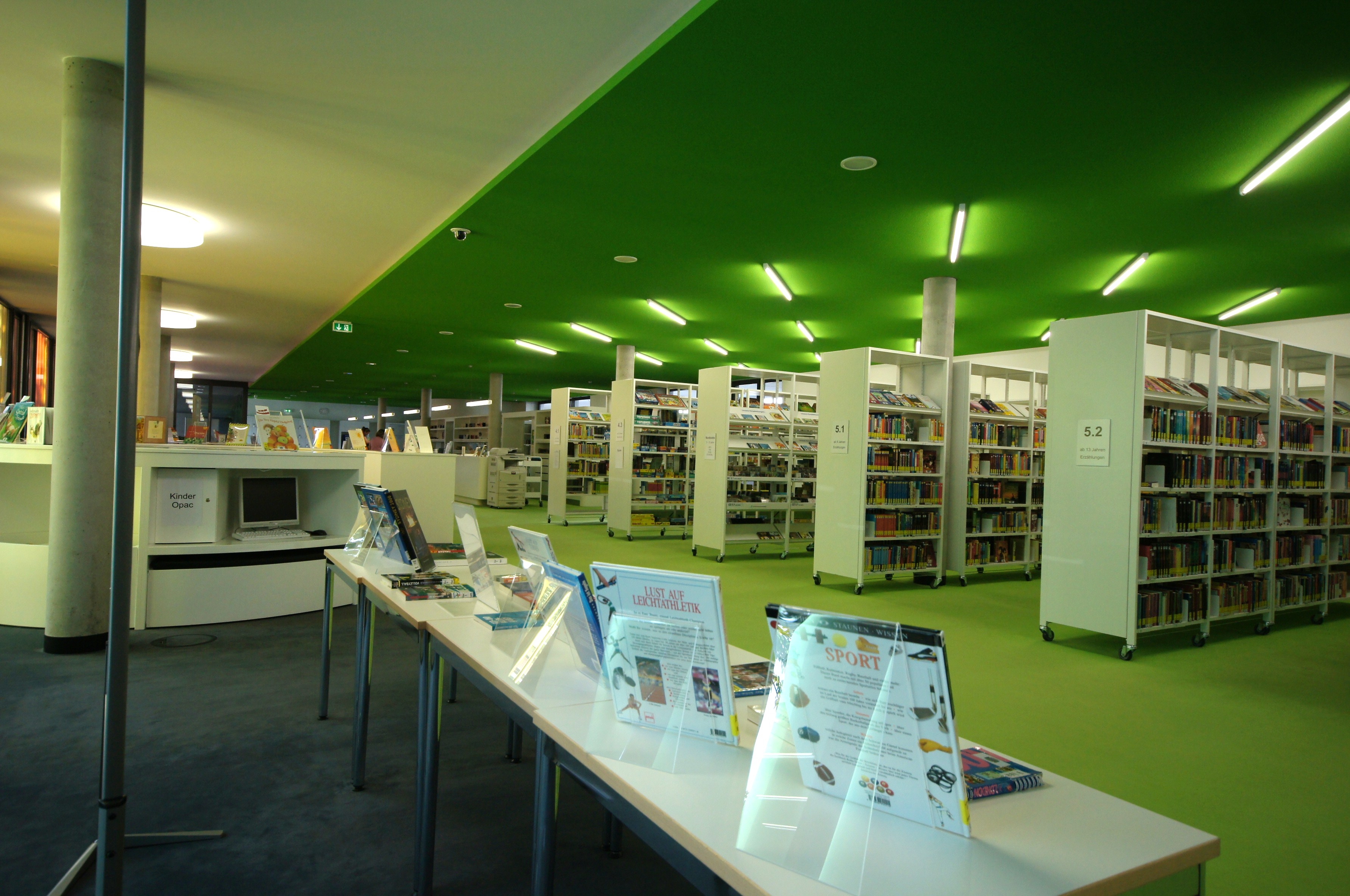 Blick in die Gemeinde- und Schulbücherei. Blick in die Gemeinde- und Schulbücherei.