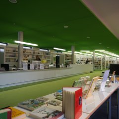 Blick in die Gemeinde- und Schulbücherei.