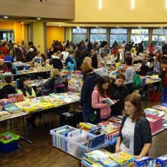 Blick auf den Bücherflohmarkt der Gemeinde- und Schulbücherei Lohfelden im Bürgerhaus am ersten Sonntag im November.