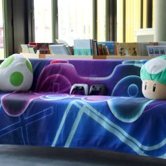 Bequemes Sofa mit Kissen zum Wohlfühlen.