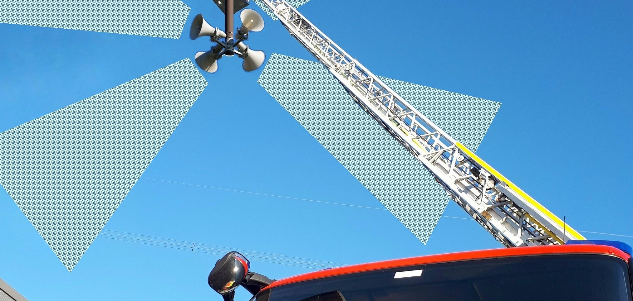 Auf dem Foto sieht man ein Feuerwehrauto und Sirenen.