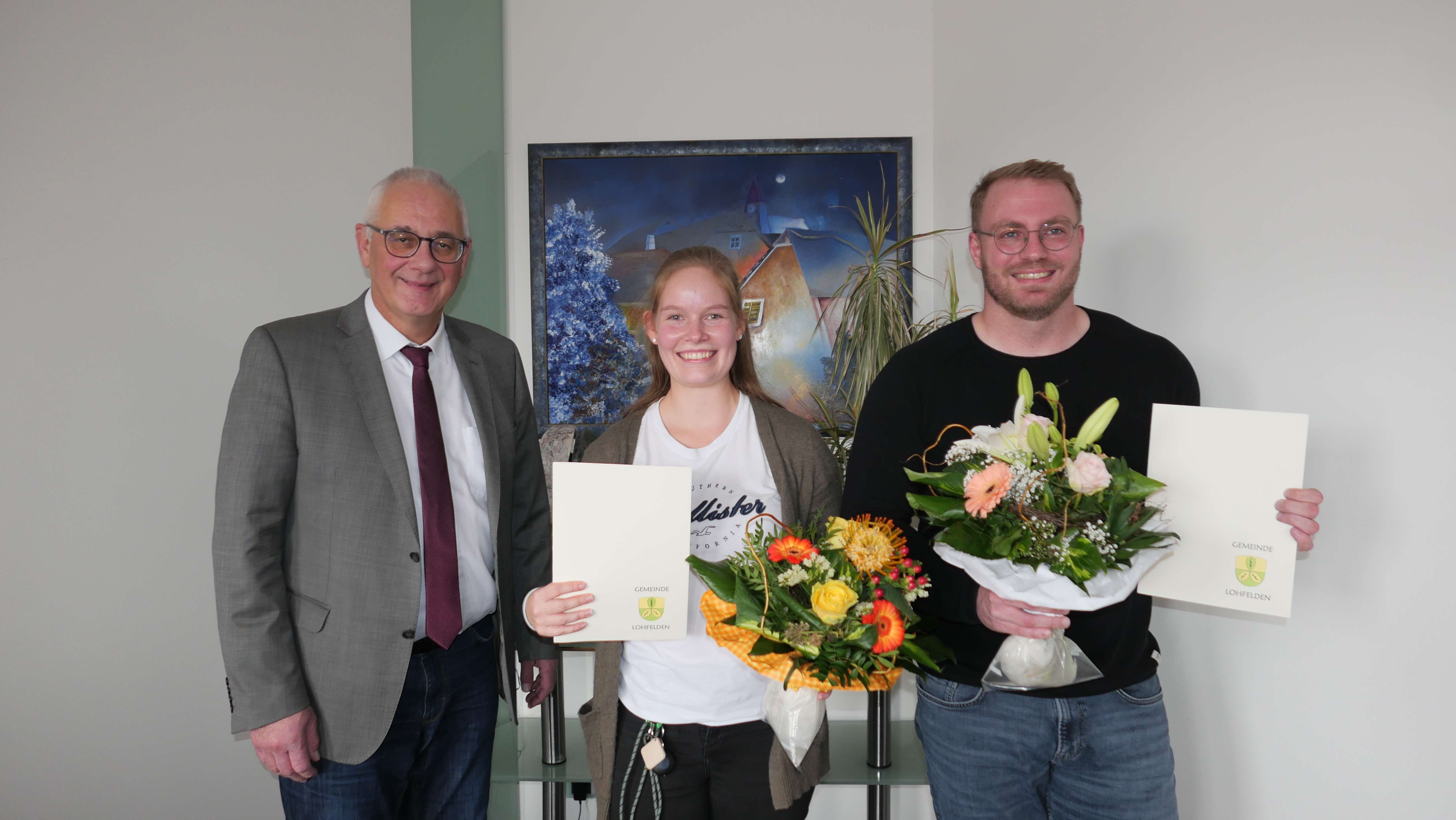 Bürgermeister Uwe Jäger (l.) gratulierte Carolin Birkenbach (M.) und Andreas Schmid (r.) am 22.1102.2023 zu ihrer Ernennung als Kinder- und Jugendbeauftragte der Gemeinde Lohfelden.