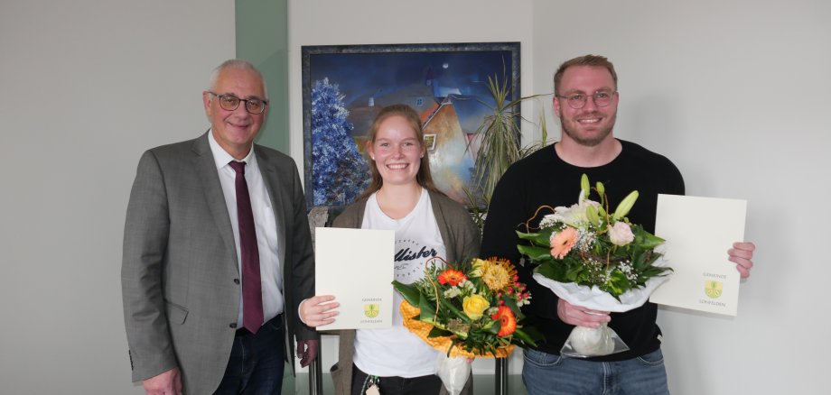 Bürgermeister Uwe Jäger (l.) gratulierte Carolin Birkenbach (M.) und Andreas Schmid (r.) am 22.1102.2023 zu ihrer Ernennung als Kinder- und Jugendbeauftragte der Gemeinde Lohfelden.