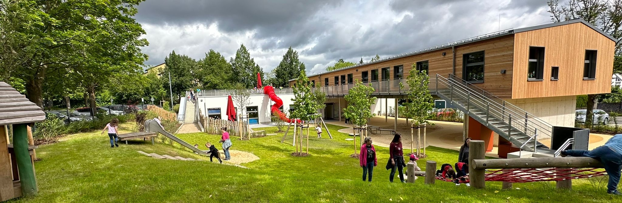 Sehnlichst von den Kindern der Kindertagesstätte Lo-Hüpfer erwartet: Die Rutsche und der Garten dürfen seit 17.06.2024 genutzt werden.