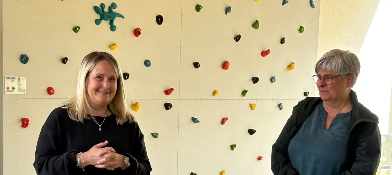 Kita-Leiterin Claudia Pristl (l.) und stv. Fachbereichsleiterin Jutta Kothe geben die freudige Nachricht bekannt.
