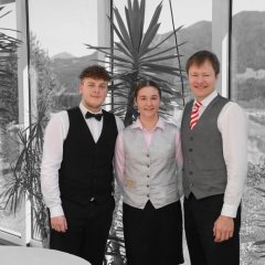Merle G. aus Lohfelden während ihres Praktikums in den Osterferien 2023 mit einem der Juniorchefs des Glocknerhofes, Daniel Stocker, und der Servicekraft Raphael.