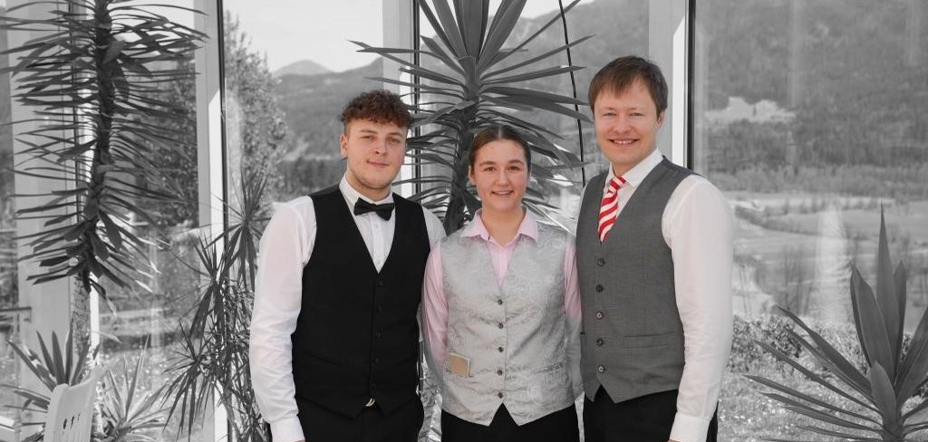Merle G. aus Lohfelden während ihres Praktikums in den Osterferien 2023 mit einem der Juniorchefs des Glocknerhofes, Daniel Stocker, und der Servicekraft Raphael.