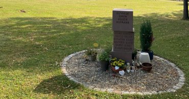 Baumurnengrab auf dem Friedhof Vollmarshausen