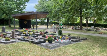 Friedhof Crumbach Blick auf Urnengräber des Friedhofs in Crumbach