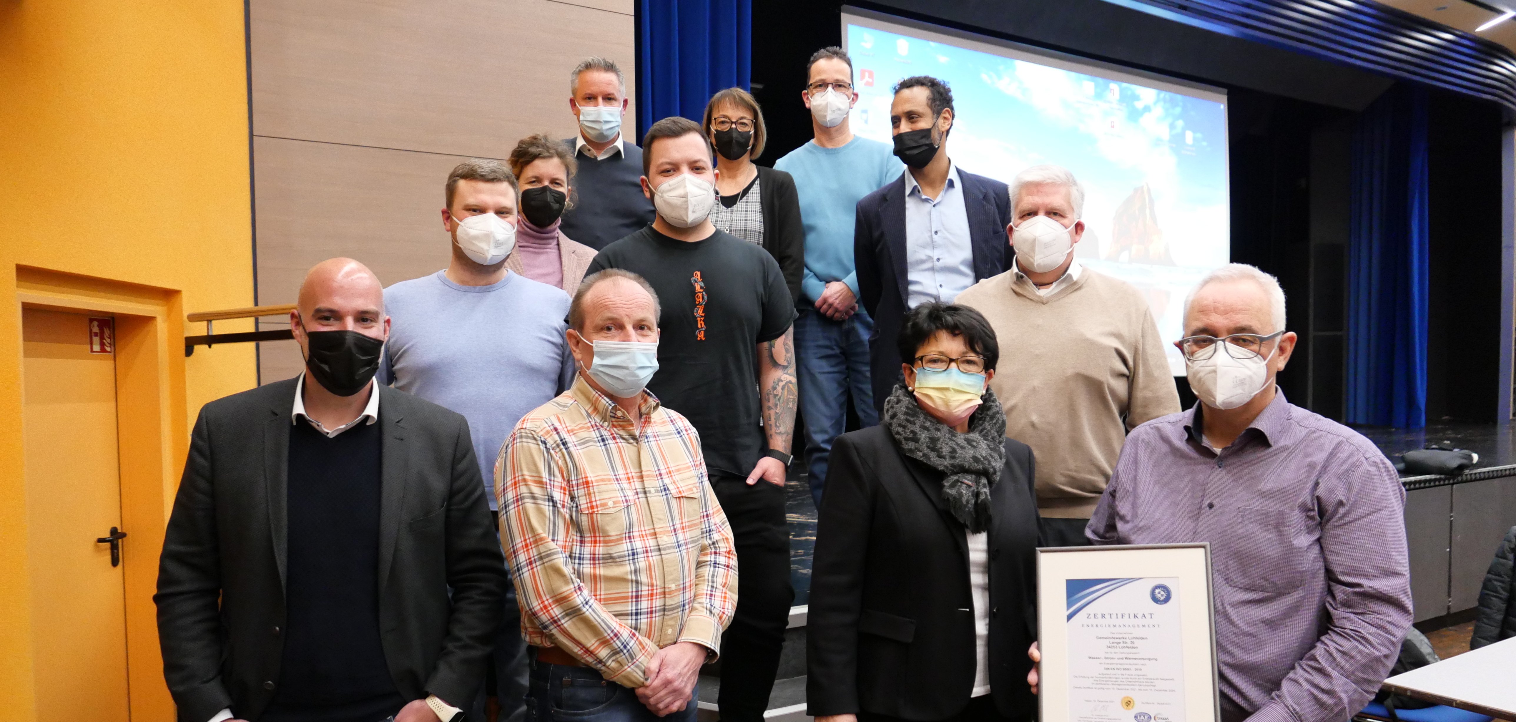 Das „Energiemanagement-Team“: Stv. Technischer Leiter/Energiemanagementbeauftragter der Gemeindewerke Peter Schäfer, Wassermeister Thorsten Pristl, Wasserwärter Markus Orth und Mathieu Plesotzky, die kaufmännischen Gemeindewerke-Mitarbeiterinnen Gaby Klaußner, Britta Roß und Felicitas Kaufmann, Florian Rode und Martina Dippel von der Firma Limón GmbH, sowie Dr. Christoph Pohl freuen sich gemeinsam mit Erster Beigeordneten Bärbel Fehr, Bürgermeister Uwe Jäger, Fachbereichsleiter und Kaufmännischen Leiter Thorsten Bürgel und stv. Kaufmännischen Leiter Stefan Klaußner der Gemeindewerke über die erfolgreiche Einführung des Energiemanagementsystems im Eigenbetrieb Gemeindewerke. 