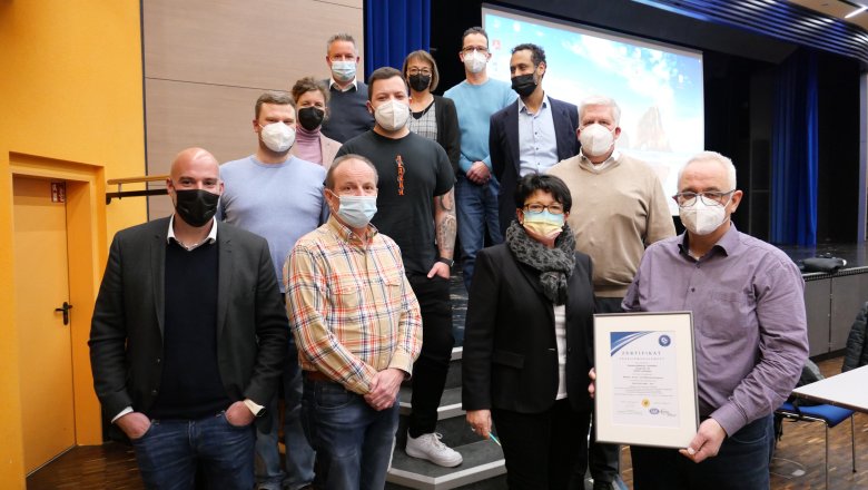 Das „Energiemanagement-Team“: Stv. Technischer Leiter/Energiemanagementbeauftragter der Gemeindewerke Peter Schäfer, Wassermeister Thorsten Pristl, Wasserwärter Markus Orth und Mathieu Plesotzky, die kaufmännischen Gemeindewerke-Mitarbeiterinnen Gaby Klaußner, Britta Roß und Felicitas Kaufmann, Florian Rode und Martina Dippel von der Firma Limón GmbH, sowie Dr. Christoph Pohl freuen sich gemeinsam mit Erster Beigeordneten Bärbel Fehr, Bürgermeister Uwe Jäger, Fachbereichsleiter und Kaufmännischen Leiter Thorsten Bürgel und stv. Kaufmännischen Leiter Stefan Klaußner der Gemeindewerke über die erfolgreiche Einführung des Energiemanagementsystems im Eigenbetrieb Gemeindewerke. Das „Energiemanagement-Team“: Stv. Technischer Leiter/Energiemanagementbeauftragter der Gemeindewerke Peter Schäfer, Wassermeister Thorsten Pristl, Wasserwärter Markus Orth und Mathieu Plesotzky, die kaufmännischen Gemeindewerke-Mitarbeiterinnen Gaby Klaußner, Britta Roß und Felicitas Kaufmann, Florian Rode und Martina Dippel von der Firma Limón GmbH, sowie Dr. Christoph Pohl freuen sich gemeinsam mit Erster Beigeordneten Bärbel Fehr, Bürgermeister Uwe Jäger, Fachbereichsleiter und Kaufmännischen Leiter Thorsten Bürgel und stv. Kaufmännischen Leiter Stefan Klaußner der Gemeindewerke über die erfolgreiche Einführung des Energiemanagementsystems im Eigenbetrieb Gemeindewerke.
