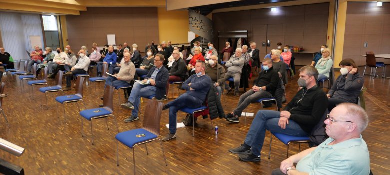 Blick in das Bürgerhaus Lohfelden mit den Teilnehmerinnen und Teilnehmern der Auftaktveranstaltung zur Gründung eines Klimaschutzbeirats, die sich am 5. November 2021 im Bürgerhaus Lohfelden trafen.