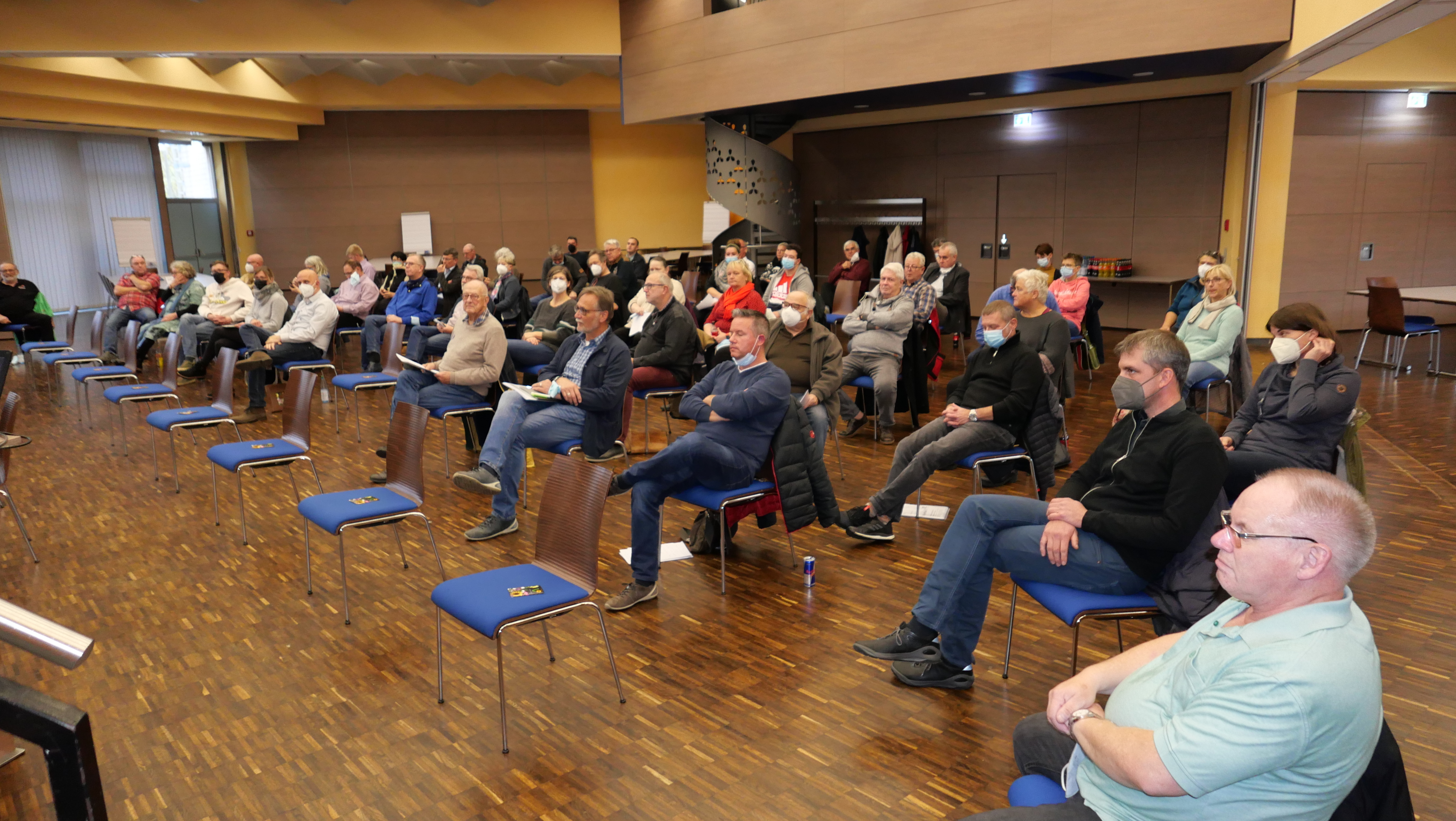 Blick in das Bürgerhaus Lohfelden mit den Teilnehmerinnen und Teilnehmern der Auftaktveranstaltung zur Gründung eines Klimaschutzbeirats, die sich am 5. November 2021 im Bürgerhaus Lohfelden trafen.