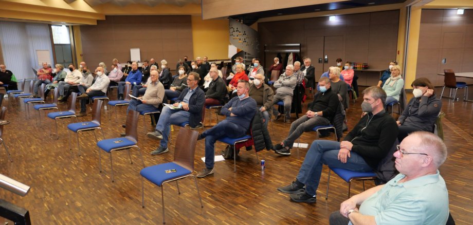Die Teilnehmerinnen und Teilnehmer der Auftaktveranstaltung zur Gründung eines Klimaschutzbeirats trafen sich am 5. November 2021 im Bürgerhaus Lohfelden. Blick in das Bürgerhaus Lohfelden mit den Teilnehmerinnen und Teilnehmern der Auftaktveranstaltung zur Gründung eines Klimaschutzbeirats, die sich am 5. November 2021 im Bürgerhaus Lohfelden trafen.