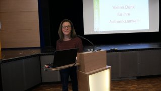 Fraktionsvorsitzende Miriam Würth-Kreševljak von Bündnis 90 / Die Grünen, deren Antrag zur Gründung eines Klimaschutzbeirates am 30.10.2021 von der Gemeindevertretung Lohfelden beschlossen wurde. Fraktionsvorsitzende Miriam Würth-Kreševljak von Bündnis 90 / Die Grünen, deren Antrag zur Gründung eines Klimaschutzbeirates am 30.10.2021 von der Gemeindevertretung Lohfelden beschlossen wurde.