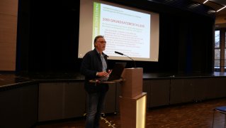 Rolf Schweitzer, der Leiter des Fachbereichs 3 Bauen und Wohnen, hatte für seinen Vortrag „Lohfeldens Leuchttürme seit 1993“ zusammengestellt. Rolf Schweitzer, der Leiter des Fachbereichs 3 Bauen und Wohnen, hatte für seinen Vortrag „Lohfeldens Leuchttürme seit 1993“ zusammengestellt.