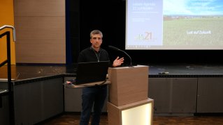 Sebastian Kupski, Sprecher der Lokalen Agenda Umwelt- und Naturschutz, machte in seinem Vortrag die Notwendigkeit und Dringlichkeit von Klimaschutzmaßnahmen an verschiedenen Beispielen deutlich. Sebastian Kupski, Sprecher der Lokalen Agenda Umwelt- und Naturschutz, machte in seinem Vortrag die Notwendigkeit und Dringlichkeit von Klimaschutzmaßnahmen an verschiedenen Beispielen deutlich.