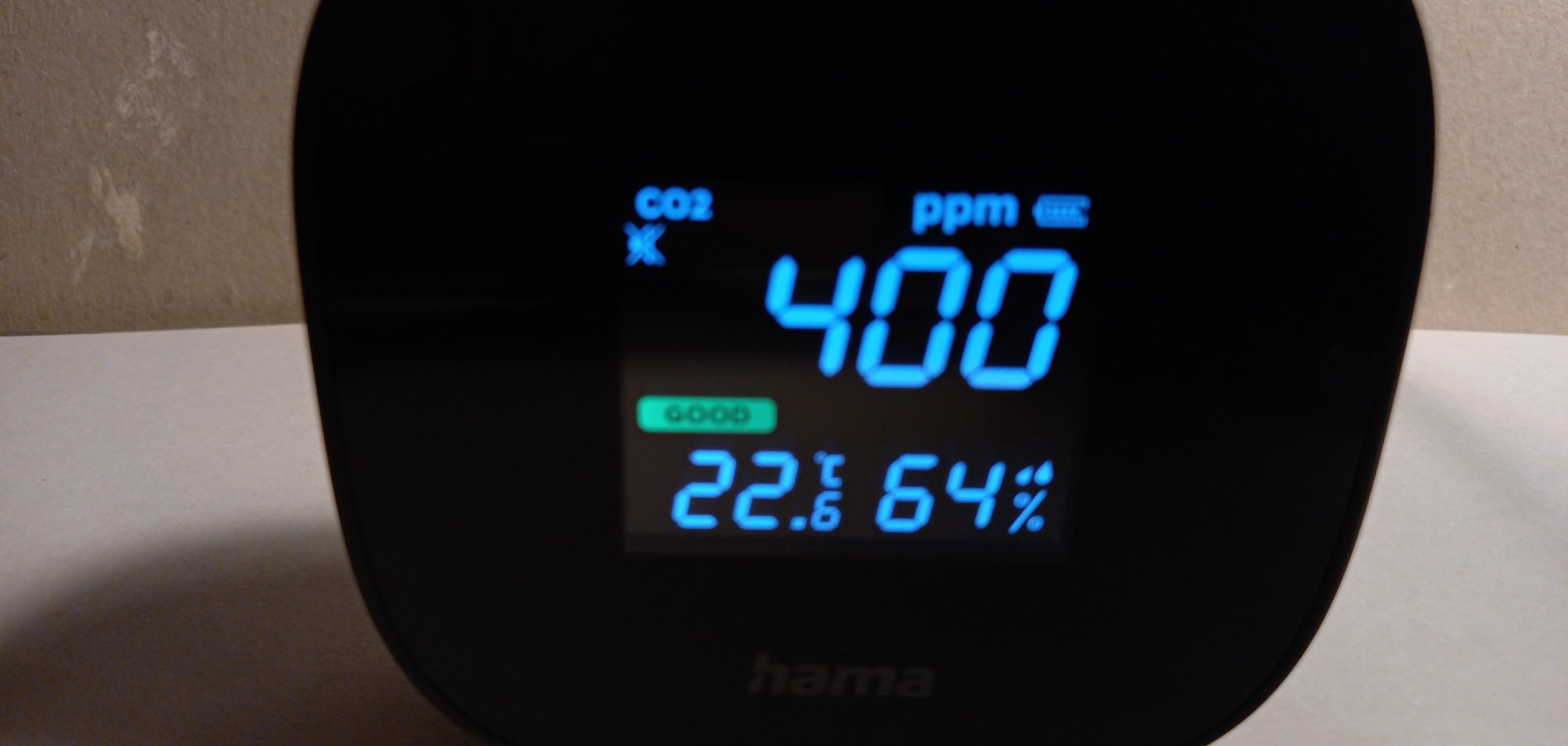 Gerät, das Luftfeuchte, den CO2 Gehalt der Luft und auch die Raumtemperatur anzeigt.
