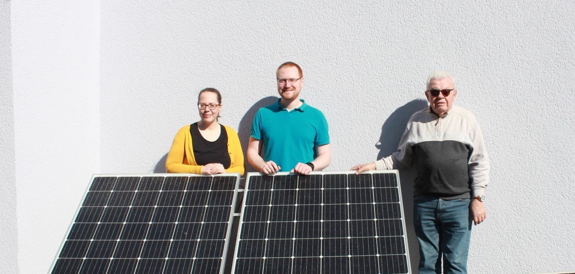 Balkonkraftwerk in Vollmarshausen: Janina und Marc Thomas mit Vermieter Gerhard Müller.