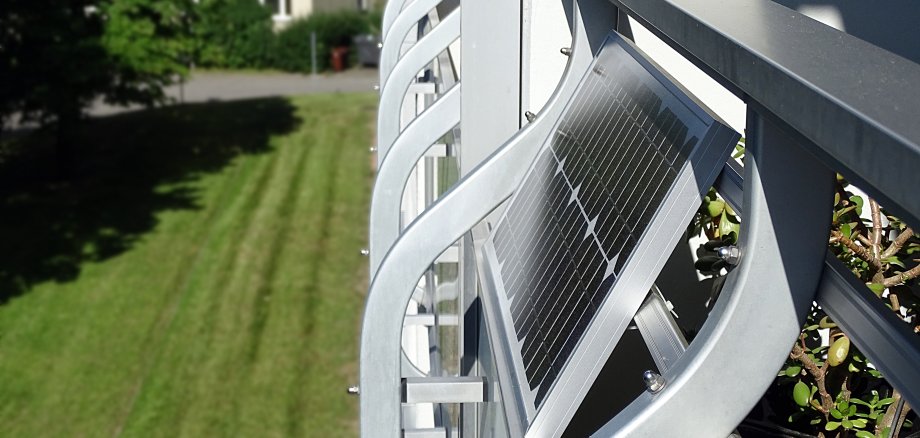 Mini-Photovoltaikanlage auf einem Balkon (Balkonkraftwerk)
