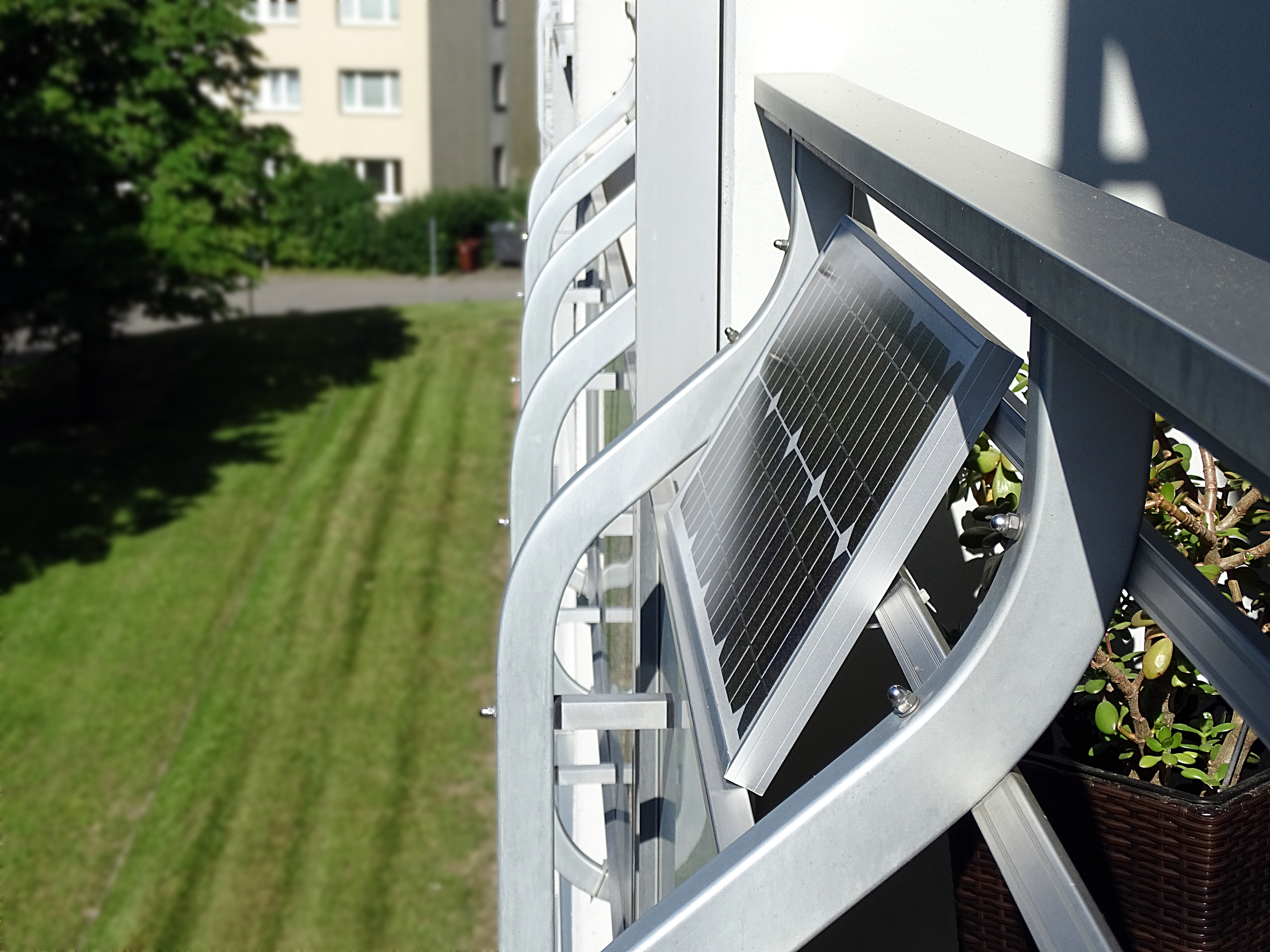 Mini-Photovoltaikanlage auf einem Balkon (Balkonkraftwerk)