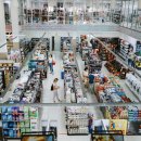 Überblick-Foto von Menschen, die in einem großen Supermarkt Elektrogeräte einkaufen.