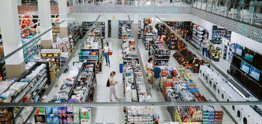 Überblick-Foto von Menschen, die in einem großen Supermarkt Elektrogeräte einkaufen.