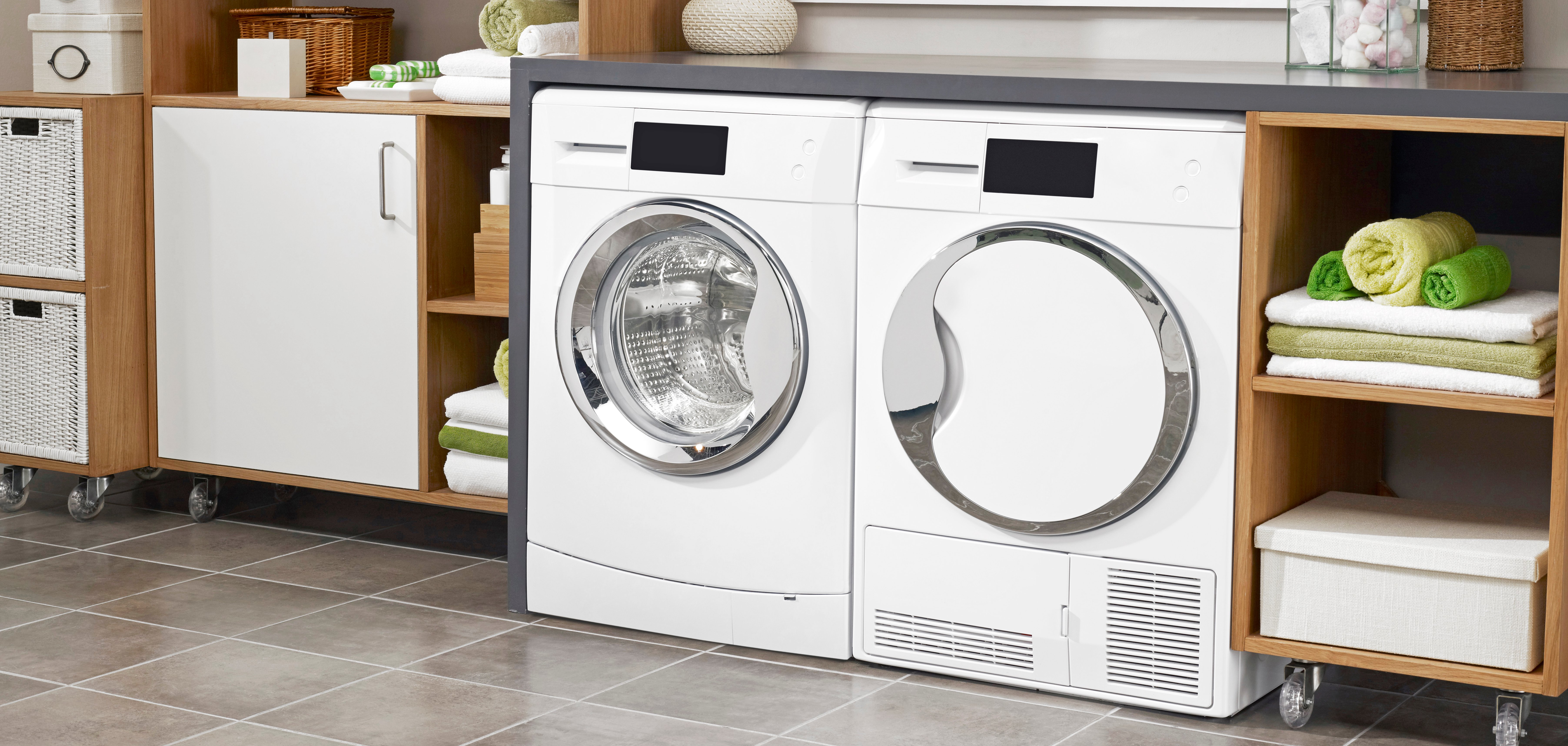 Waschraum mit Trocker und Waschmaschine.