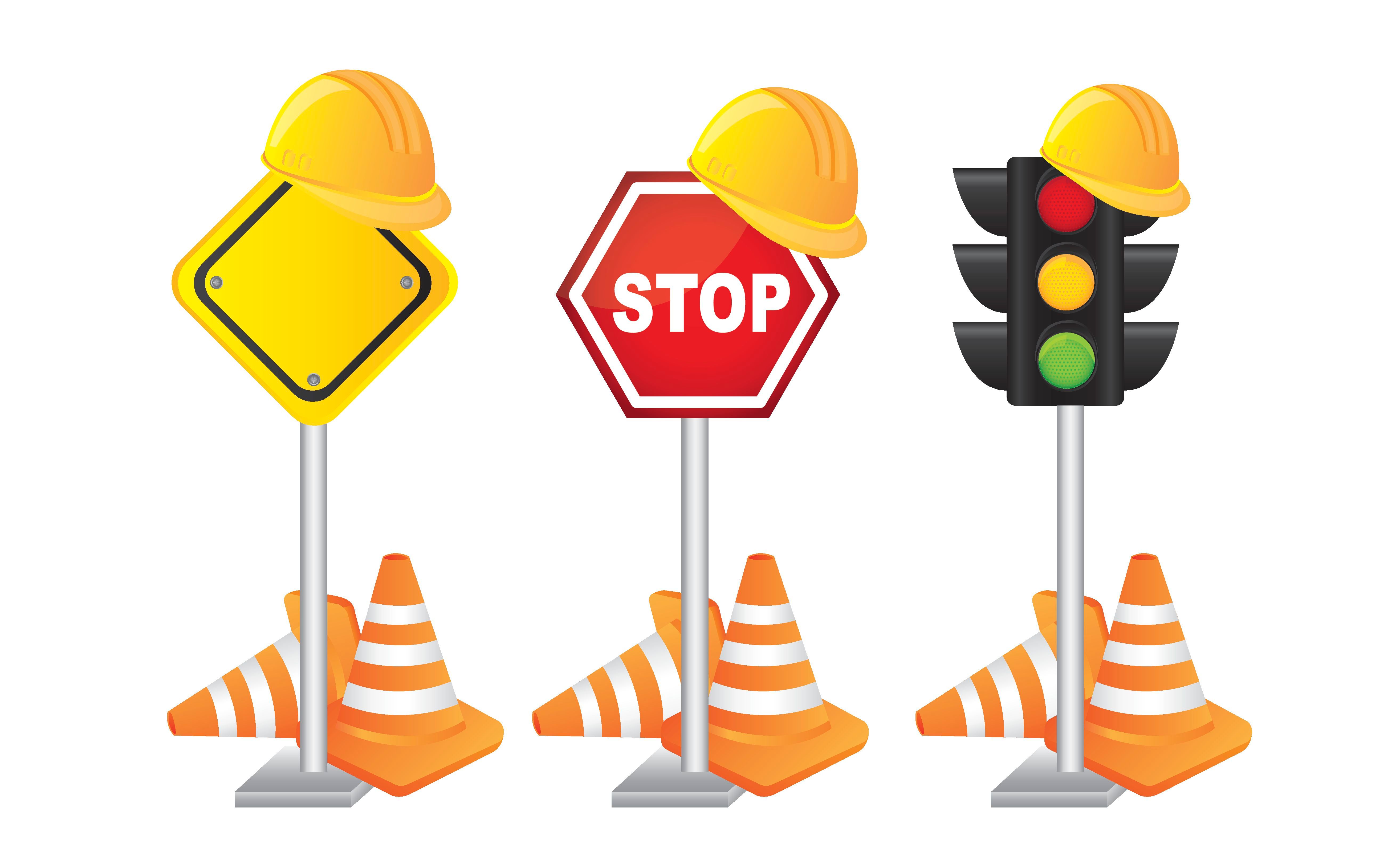 Auf dem Foto sieht man drei Verkehrsschilder, die einen kleinen gelben Schutzhelm tragen.