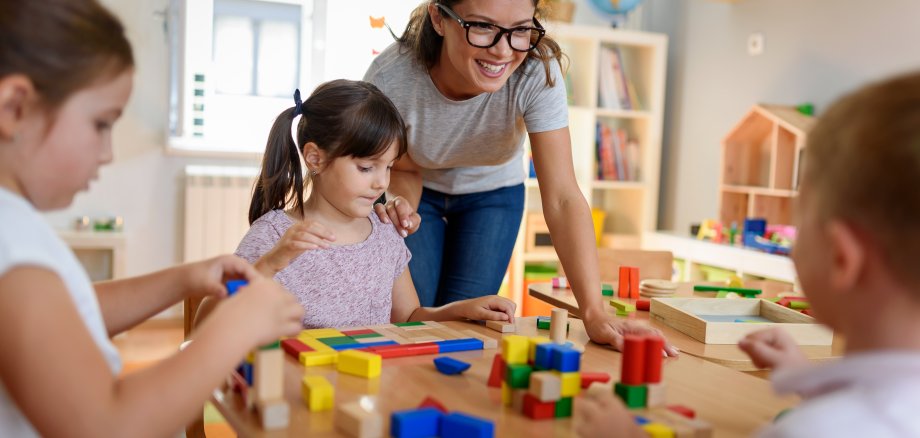 Die Gemeinde Lohfelden sucht zum nächstmöglichen Zeitpunkt Erzieher*innen oder Sozialassistenten*Sozialassistentinnen (w/m/d)
für die gemeindlichen Kindertagesstätten.