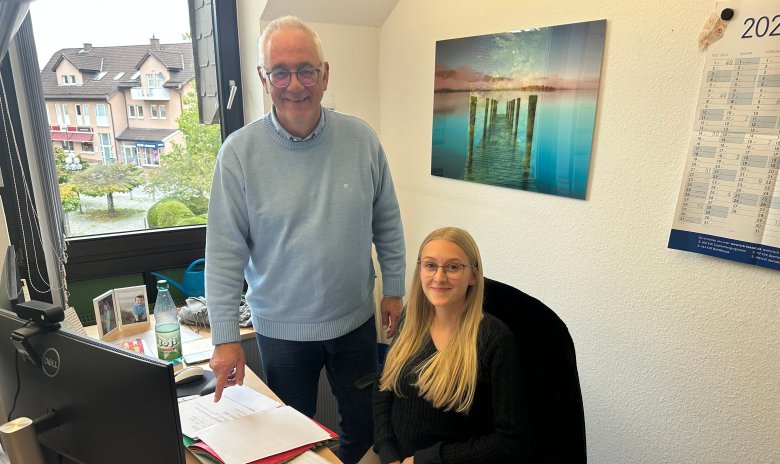 Lena Mann erlernt den Beruf der Verwaltungsfachangestellten und ergänzt seit 1. September 2023 die Mitarbeitenden im Rathaus Lohfelden. Bürgermeister Uwe Jäger erkundigte sich nach den ersten vier Wochen, wie es der neuen Auszubildenden bei der Gemeinde Lohfelden gefällt. 