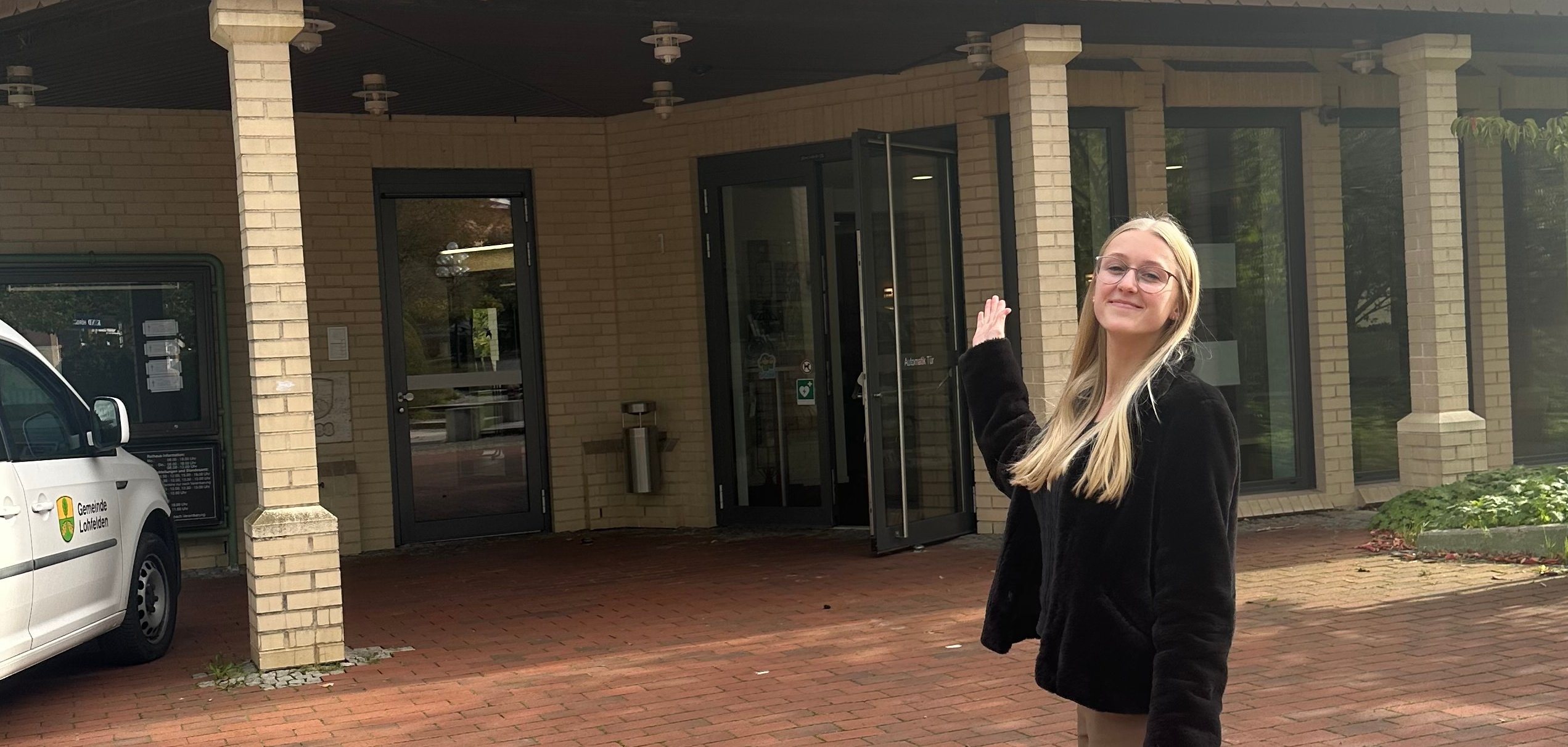 Hier im Rathaus absolviert Lena Mann ihre Ausbildung zur Verwaltungsfachangestellten der Gemeinde Lohfelden.