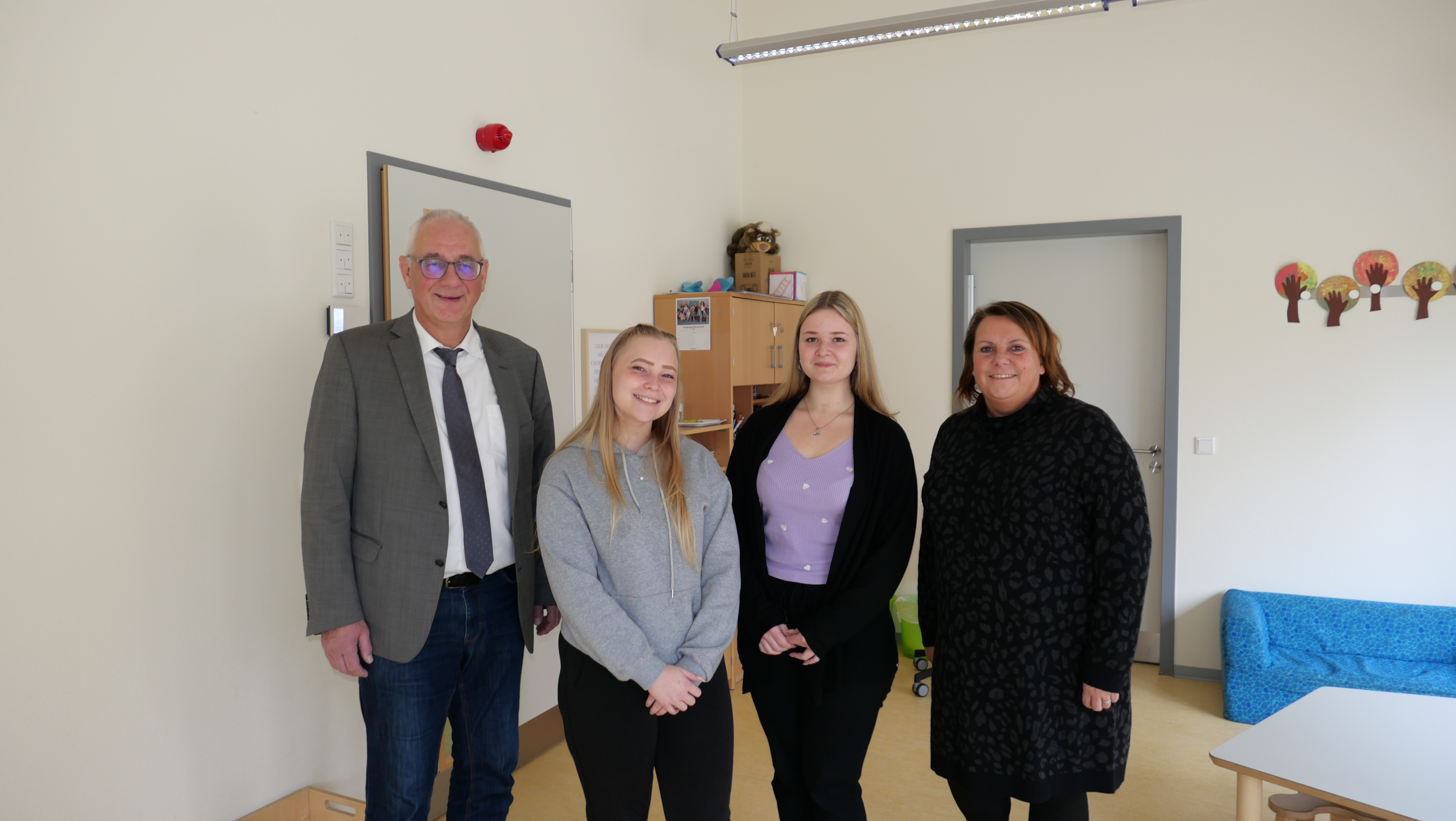 Bürgermeister Uwe Jäger besuchte die beiden angehenden Erzieherinnen Alisa Sußebach (2.v.l.) und Laura Pristl (3.v.l.) sowie Leiterin der KiTa Vollmarshausen, Claudia Hesse, am 16.11. an ihrem Arbeitsplatz.