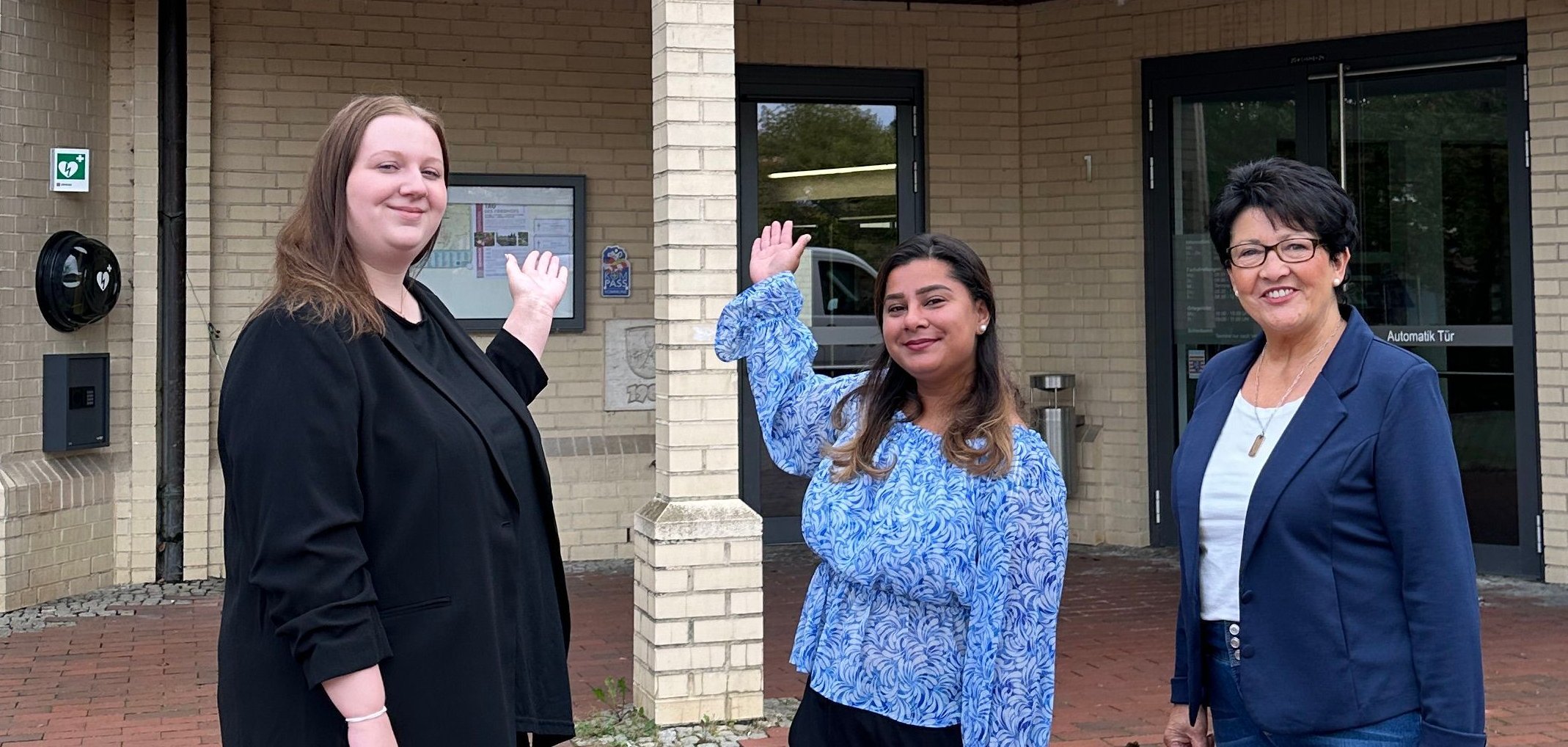 Nora Bräuer (l.) und Henna Totatkhel (M.) erlernen den Beruf der Verwaltungsfachangestellten und ergänzen seit 1. September 2024 die Mitarbeitenden im Rathaus Lohfelden. Erste Beigeordnete Bärbel Fehr (r.) erkundigte sich nach den ersten zwei Wochen, wie es den neuen Auszubildenden bei der Gemeinde Lohfelden gefällt.