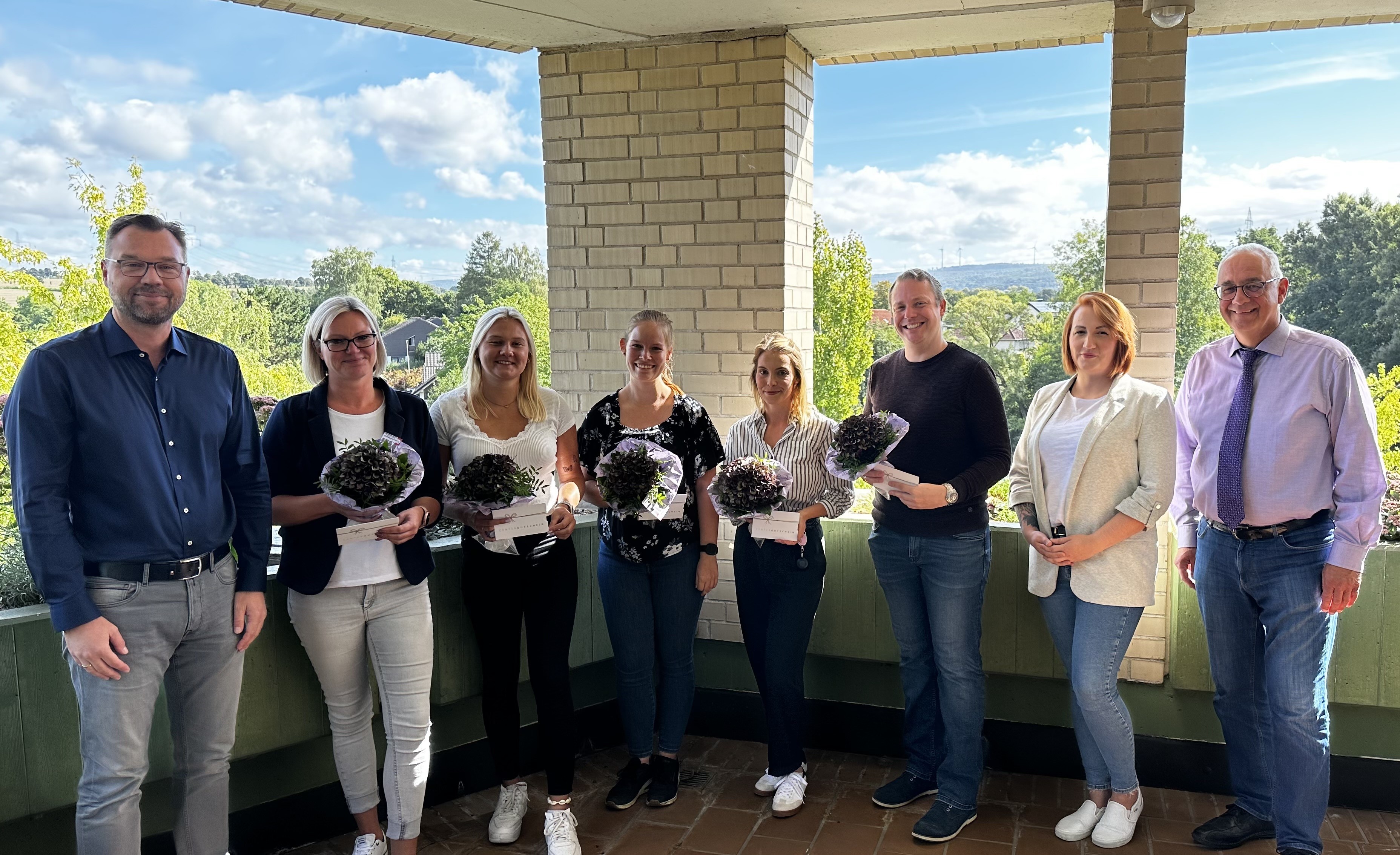 Im Rahmen einer Feierstunde am 14. September 2023 gratulierte der Bürgermeister der Gemeinde Lohfelden, Uwe Jäger (r.), gemeinsam mit dem Leiter des Fachbereichs Verwaltung und Ordnung, Kai Hast (l.) und Katharina Dauenhauer, Mitglied des Personalrats (2.v.r.), den Mitarbeiterinnen und Mitarbeitern der Gemeinde Lohfelden (v.l.n.r.): Isabel Krug (Leiterin des Sachbereichs Ordnung, Gewerbe und Verkehr und Brandschutz), Lara Witzel (Mitarbeiterin im Sachbereich Personal), Carolin Birkenbach (Erzieherin in der KiTa Lindenberg), Linda Pieschke,(Erzieherin in der KiTa Vollmarshausen) und Fabian Schmoll (Erzieher in der KiTa Quellenweg) zu ihren bestandenen Prüfungen. 