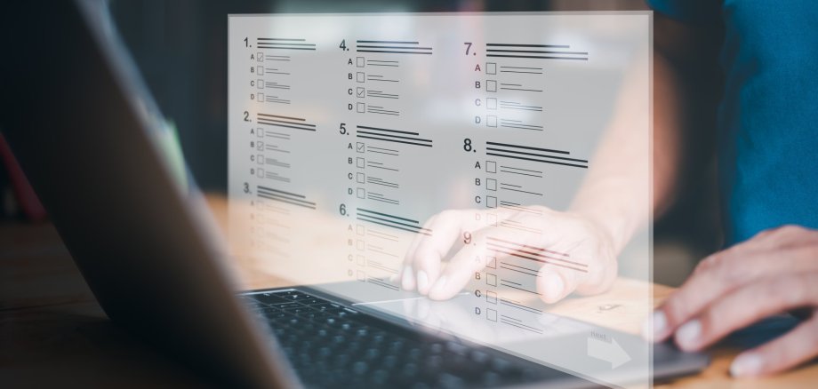 Erfassung der Stimmzettel mit einem Laptop.