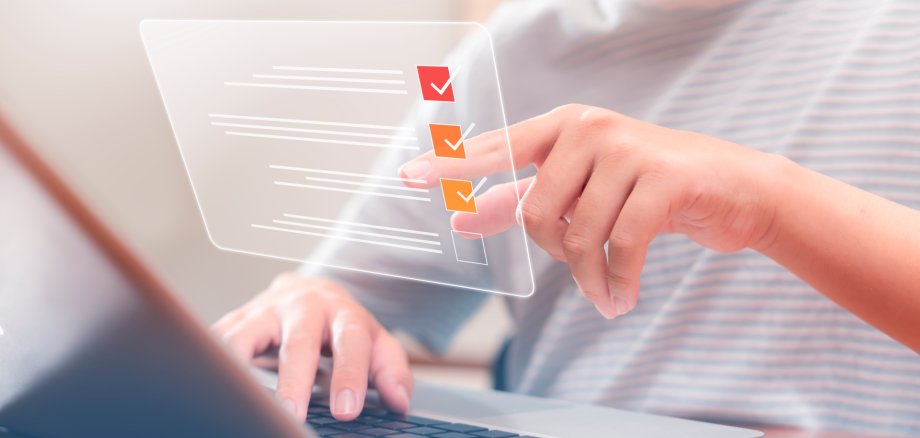 grauer Laptop, mit dem die Stimmen der Stimmzettel erfasst wird.