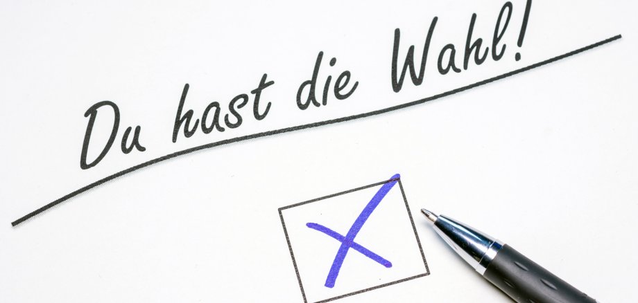 Du hast die Wahl! Weißes Papier mit der Überschrift „Sie haben die Wahl“ und einem darunter befindlichen angekreuzten Kästchen