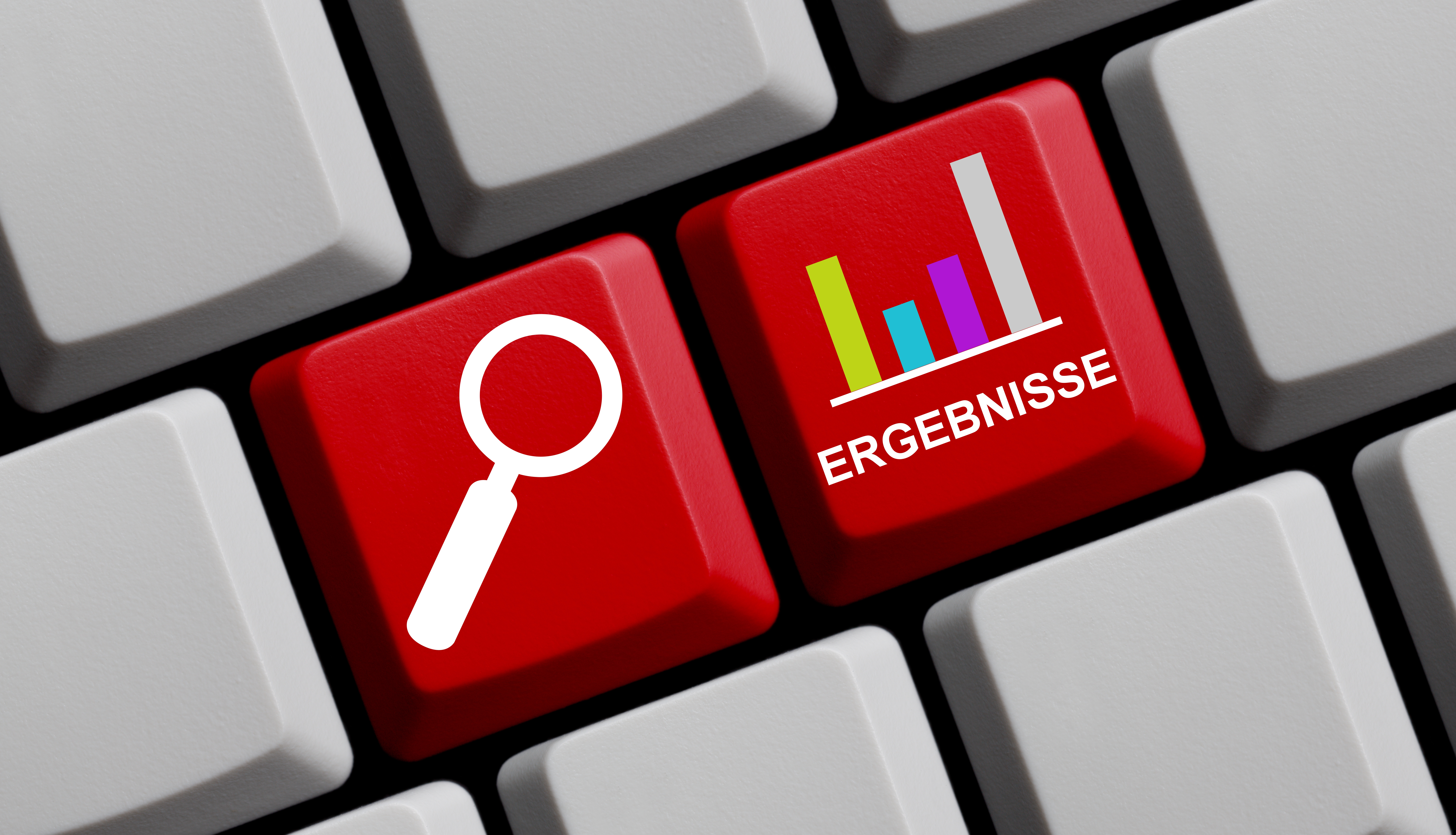 Computertastatur auf der ein Diagramm zu sehen ist.