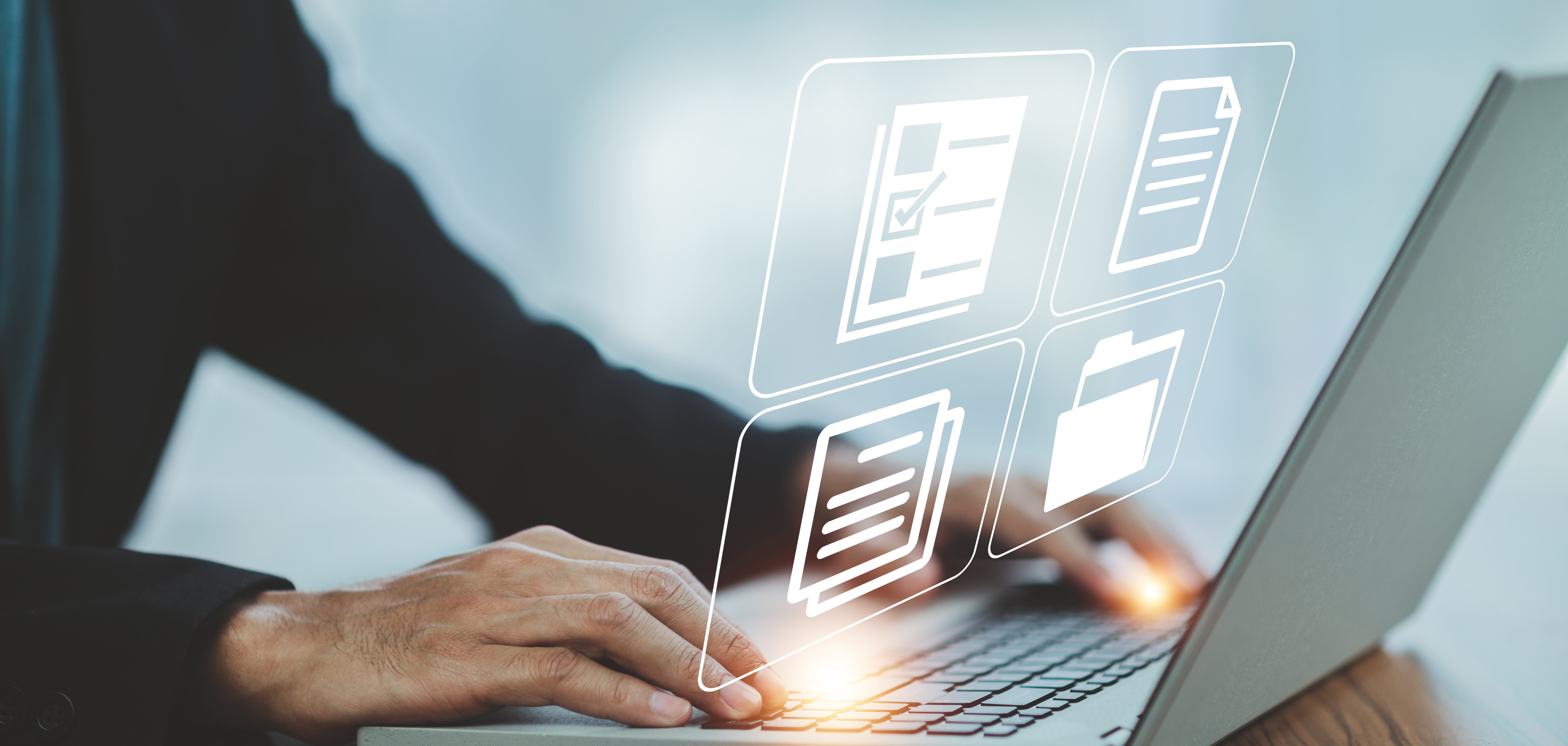 Mensch vor einem Computer. Auf dem Bildschirm sieht man Dokumentenverwaltungssystem (DMS), eine Online-Dokumentationsdatenbank zur Prozessautomatisierung für die effiziente Verwaltung von Dateien verwendet