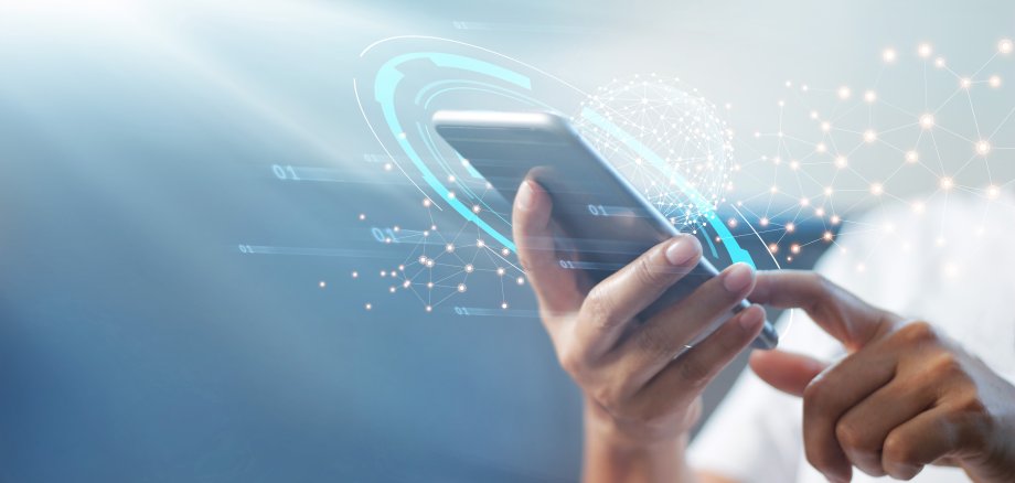 Mann, der ein Smartphone mit globaler Netzverbindung benutzt, Technologie, innovatives und Kommunikationskonzept.