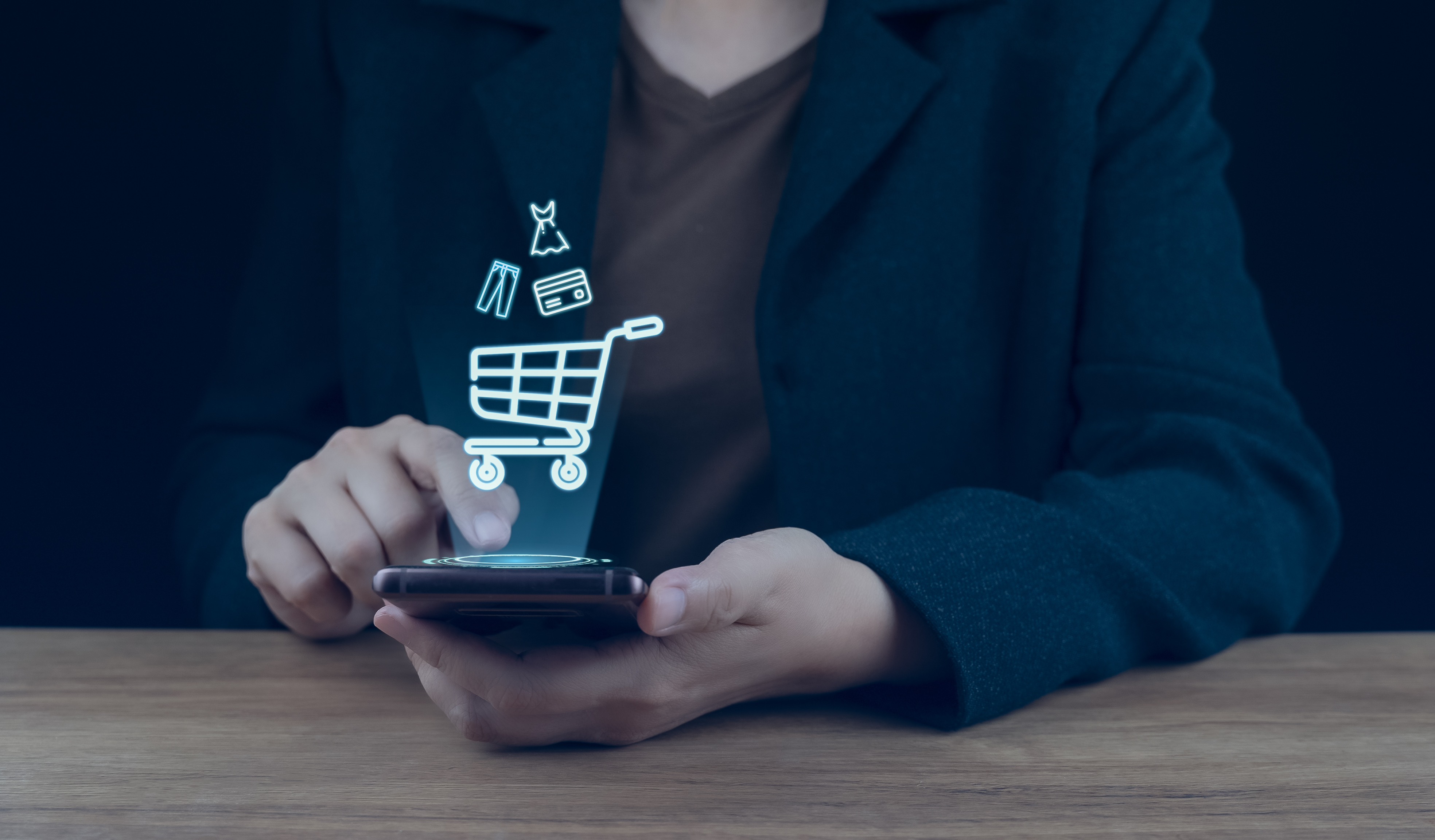 Mobiles Telefon Online-Einkaufen, Einkaufswagen-Symbol auf dem Bildschirm. E-Commerce-Zahlung im Internet. Online-Supermarkt Gadget. Kreditkarte sicher, Online-Geschäft, Komfort, wettbewerbsfähigen Preis